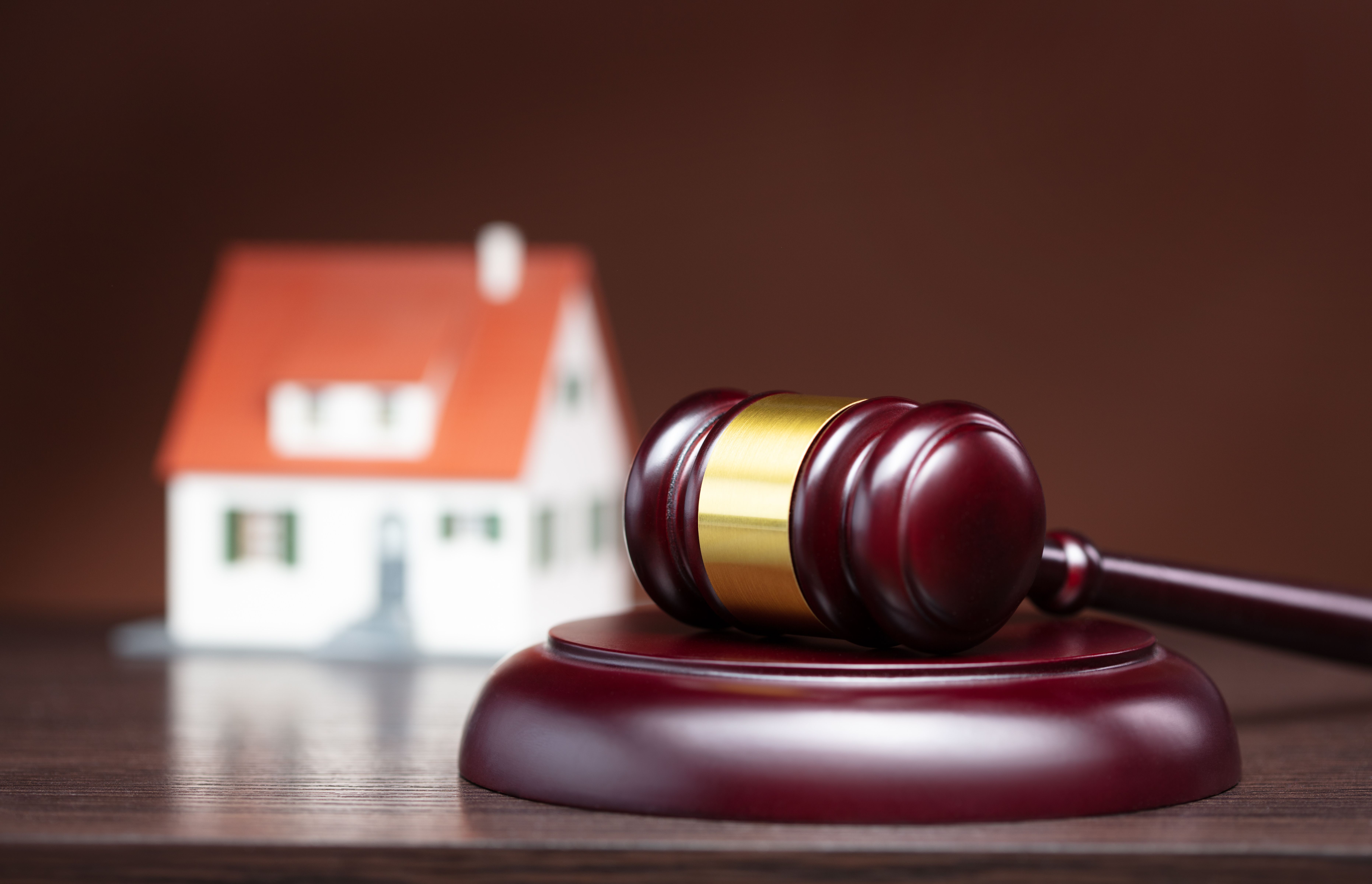 Ograniczenia dotyczące ukrytych wad nieruchomości w Irlandii Północnej: przewodnik dla prawników procesowych na rok 2026